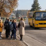 Хто має право на шкільний підвіз, як організовано доставку учнів на Житомирщині у 2026 році та куди звертатися, якщо виникли проблеми.