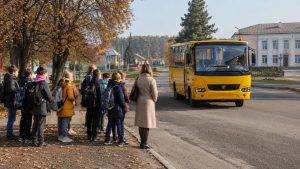 Хто має право на шкільний підвіз, як організовано доставку учнів на Житомирщині у 2026 році та куди звертатися, якщо виникли проблеми.