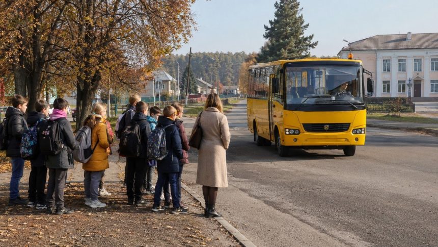 Хто має право на шкільний підвіз, як організовано доставку учнів на Житомирщині у 2026 році та куди звертатися, якщо виникли проблеми.