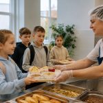 Як організовано шкільне харчування в Житомирі, які категорії дітей мають пільги та куди звертатися батькам із питаннями.