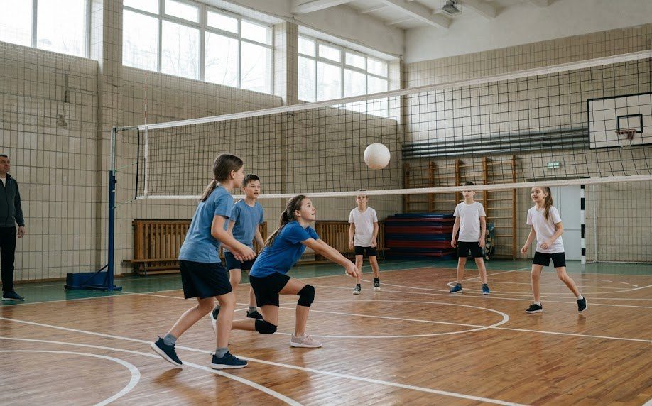 Волейбол для школярів: користь, перші кроки та вибір секції
