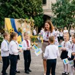 Як організувати шкільну лінійку без формалізму: тайминг, сценарій і що врахувати щодо безпеки та комфорту дітей.