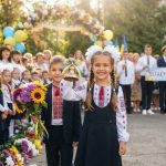 Повний сценарій свята Першого дзвоника: підготовка, хід лінійки, клятва першокласників і адаптація формату до безпекової ситуації.