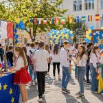 Як провести День Європи в школі: свято-подорож станціями країн, ярмарок, квест, кулінарна виставка й дебати — з готовою структурою сценарію.
