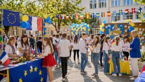 Як провести День Європи в школі: свято-подорож станціями країн, ярмарок, квест, кулінарна виставка й дебати — з готовою структурою сценарію.