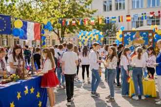 Як провести День Європи в школі: свято-подорож станціями країн, ярмарок, квест, кулінарна виставка й дебати — з готовою структурою сценарію.