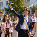 Сценарій Останнього дзвоника на 40–45 хвилин: хід свята з текстами ведучих, зворушливі та сучасні елементи і адаптація до реалій воєнного часу.