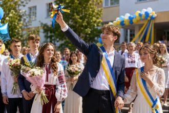 Сценарій Останнього дзвоника на 40–45 хвилин: хід свята з текстами ведучих, зворушливі та сучасні елементи і адаптація до реалій воєнного часу.