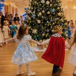 Сценарій новорічного ранку для 1–4 класів на 45 хвилин: сюжет із персонажами, ігри із залом, хороводи, вручення подарунків і безпековий чекліст.