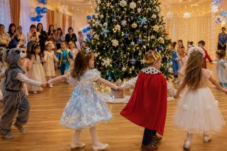 Сценарій новорічного ранку для 1–4 класів на 45 хвилин: сюжет із персонажами, ігри із залом, хороводи, вручення подарунків і безпековий чекліст.