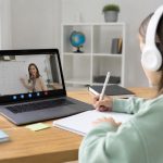 Технічний мінімум і оптимум для дистанційного навчання: пристрій, інтернет, гарнітура, світло — плюс план Б на блекаут і поради з робочого місця.