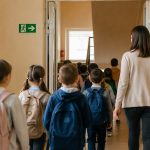 Як школа діє під час повітряної тривоги, що варто зʼясувати батькам заздалегідь, правила звʼязку без паніки і підготовка дитини вдома.