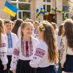 День вишиванки в школі: звідки взялося свято, як організувати флешмоб і спільне фото, коротко про регіональні орнаменти та ідеї для тих, хто без вишиванки.