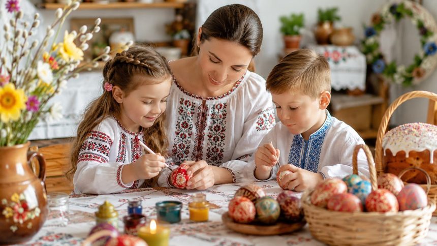 Як святкувати Великдень із дітьми: техніки розпису яєць за віком, фарбування природними барвниками, символіка кошика і формат шкільної майстерні.