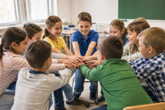 Добірка з 20 ігор на згуртування: зближення, довіра, співпраця й емоційна підтримка — коли проводити, як обирати за віком і про що говорити після.